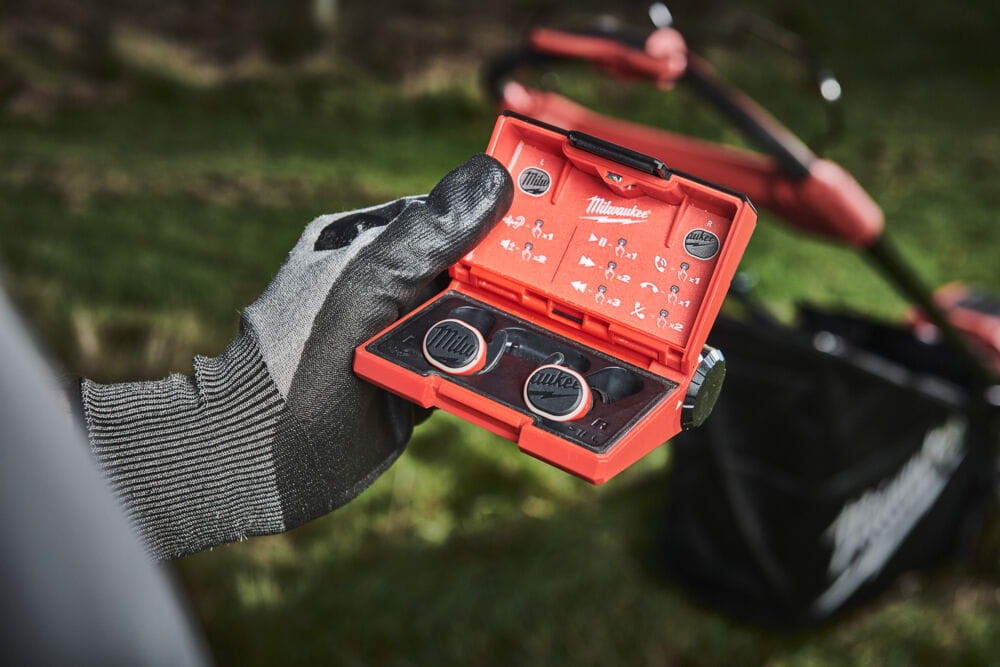 Elektroniczne-zatyczki-do-uszu-z-bluetooth-L4-RLEPB-301-4933478750-Milwaukee4.jpg