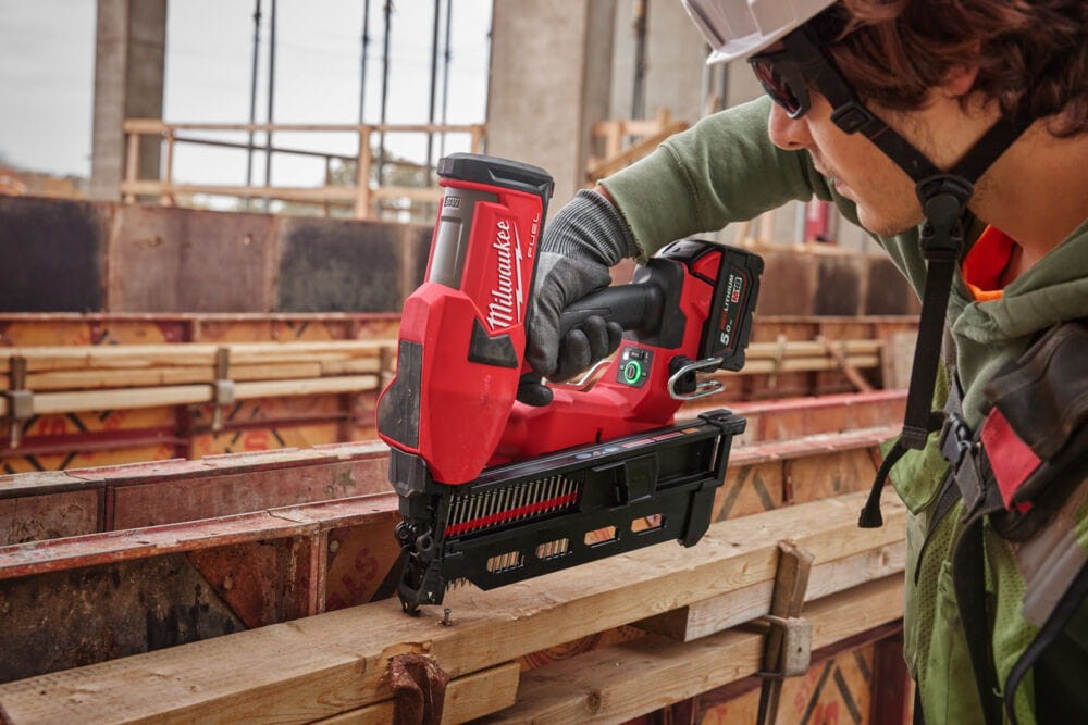 Gwozdziarka-dekarska-do-gwozdzi-z-podwojnym-lbem-M18 FDN-0C-4933493600-Milwaukee1.jpg