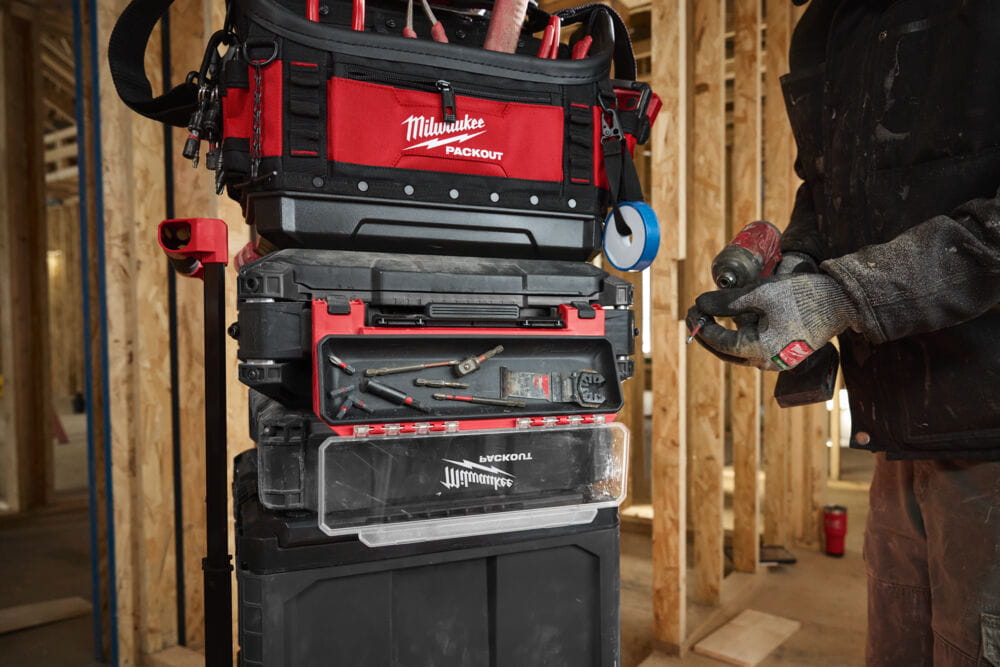 Boczny uchwyt magnetyczny Packout Milwaukee 4932500149.jpg