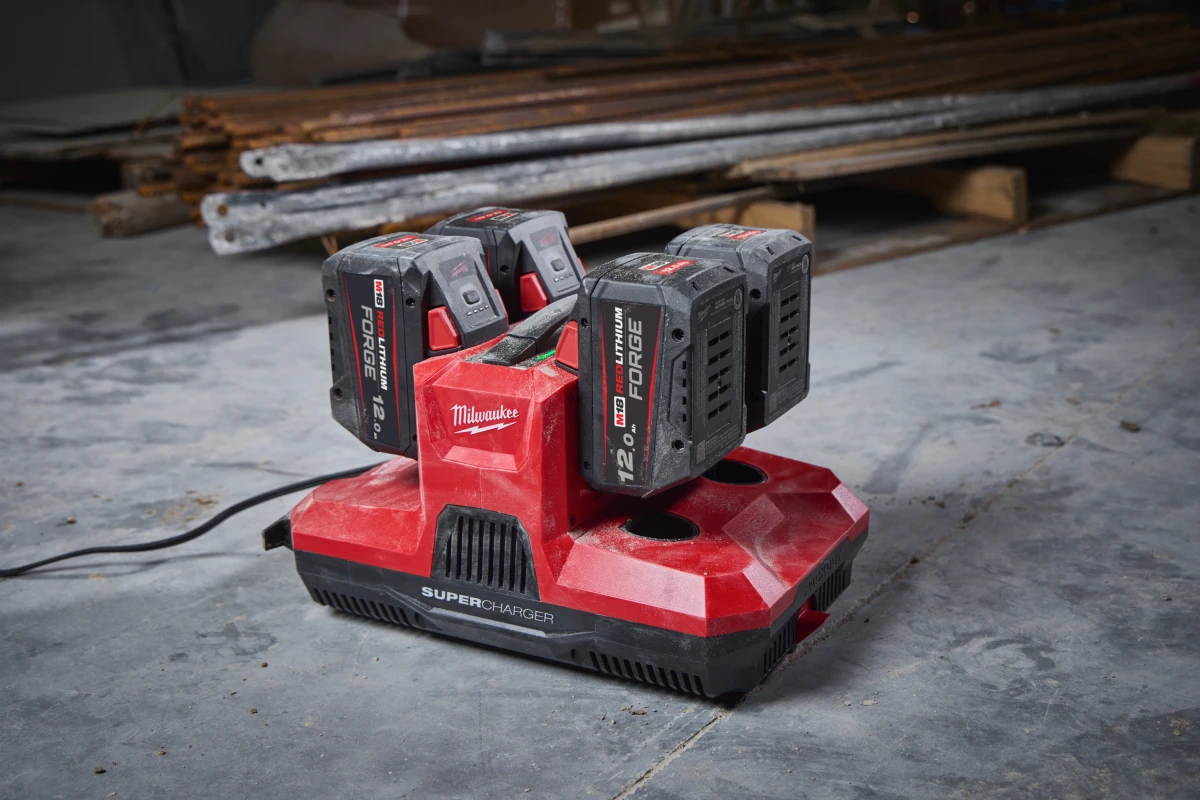 Wielogniazdowa super ładowarka Packout M12-18 MBPSC4 Milwaukee